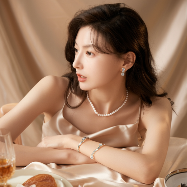 生活瞬间，美女，韩系美女，丝绸，美妆广告，家庭餐桌，4K超清，写实风格，温馨，柔和室内光，细腻皮肤，项链，耳环，手链。